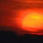 Natur und Technik - Sonnenuntergang mit Strommast und -leitungen