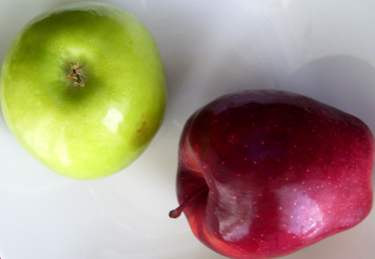 NATURALEZA MUERTA CON DOS MANZANAS...FERNANDO LÓPEZ   fOTOGRAFÍAS...