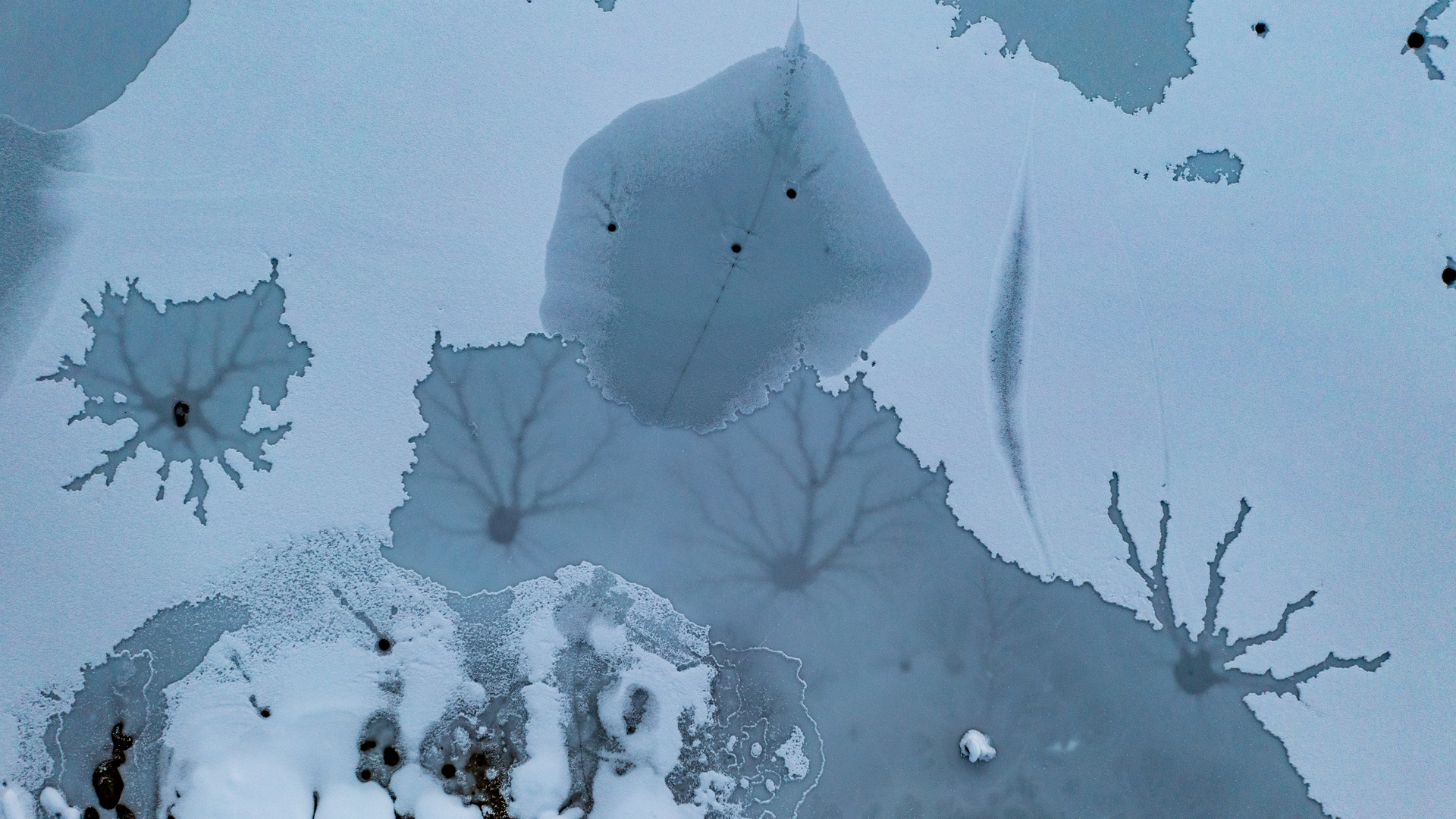 Naturart von gefrorenem Bergsee