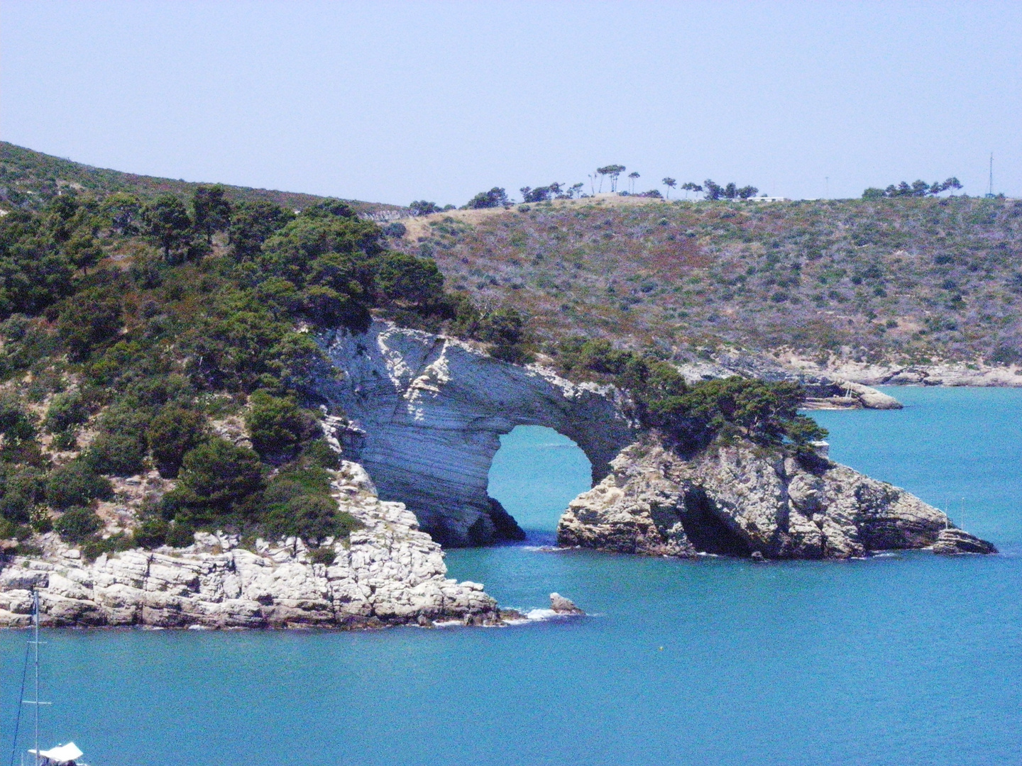 Naturbogen an der Küste des Gargano 