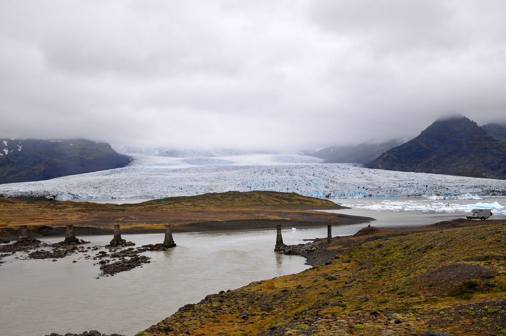 Naturgewalten an der Gletscherlagune Fjallsárlón - der Gletscher war stärker als die Brücke...