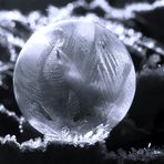 Naturkunst entsteht, wenn Frost auf Seifenblase trifft.