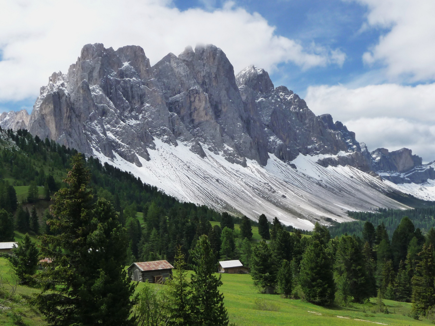 Naturpark Puez Geisler vom Villnösser Tal gesehen, Juni 2010