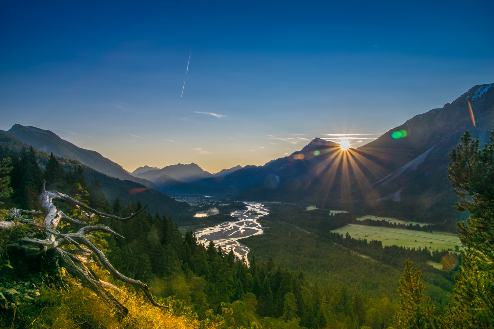 Naturpark Tiroler Lech im Hintergrund Weißenbach am Lech