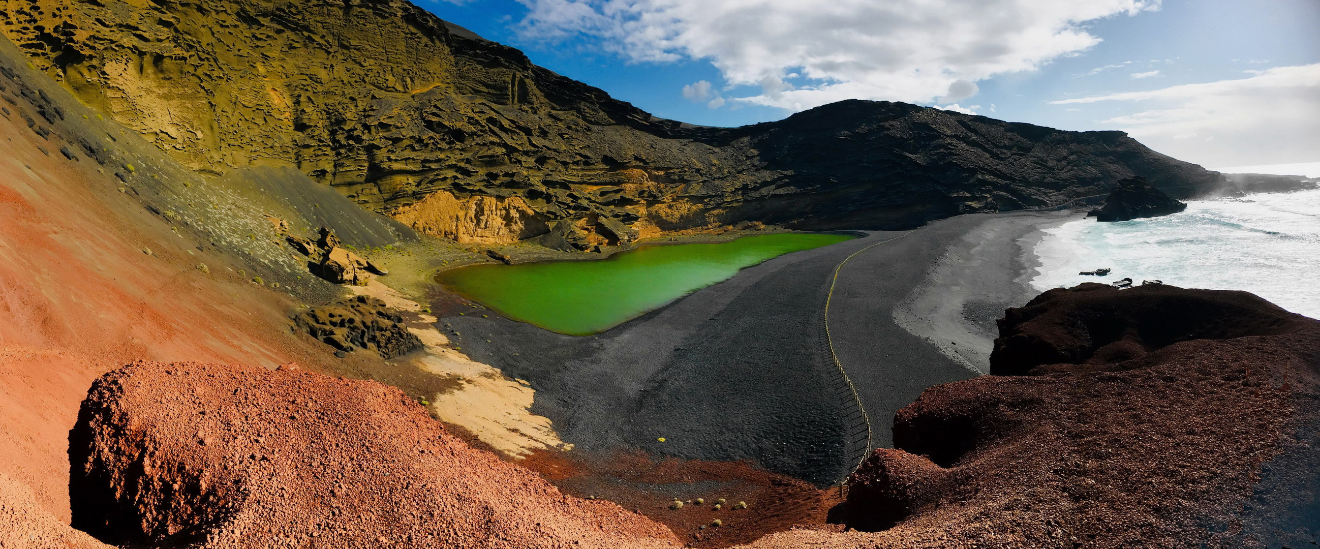 Naturphänomen  "Charco de los Clicos" bei El Golfo, einem kleinen Fischerort  an der Westküste.