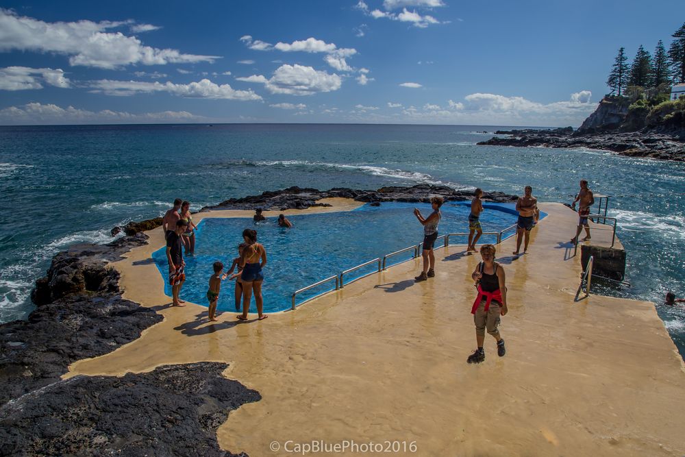 Naturpool vor der Brandung in Caloura