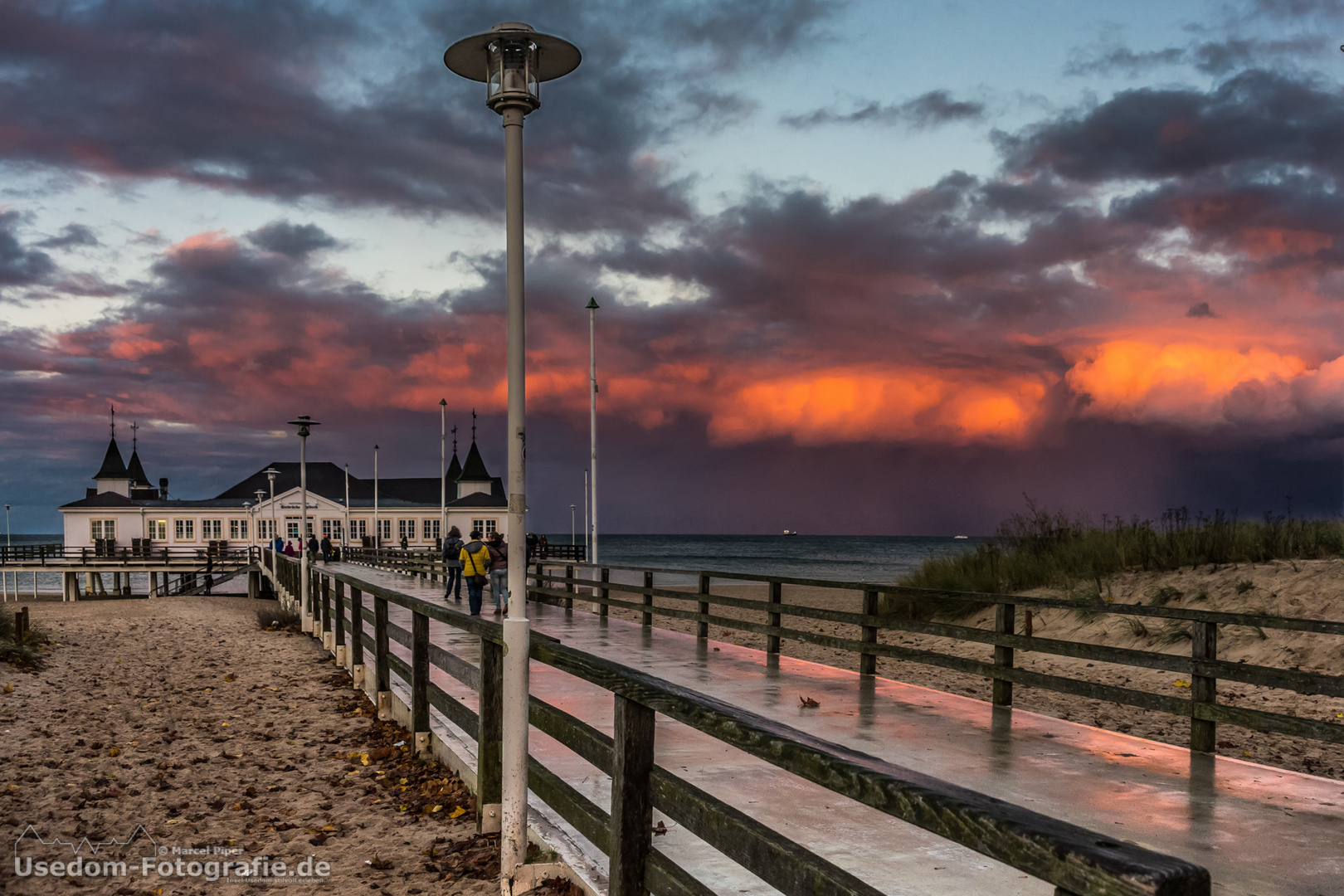 Naturschauspiel beim Sonnenuntergang über der Seebrücke Ahlbeck und der Ostsee am 28.10.2013 17:39Uh