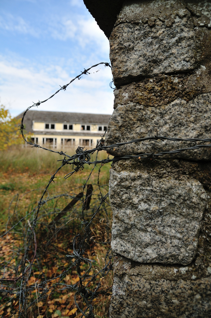 Naturstein & Stacheldraht