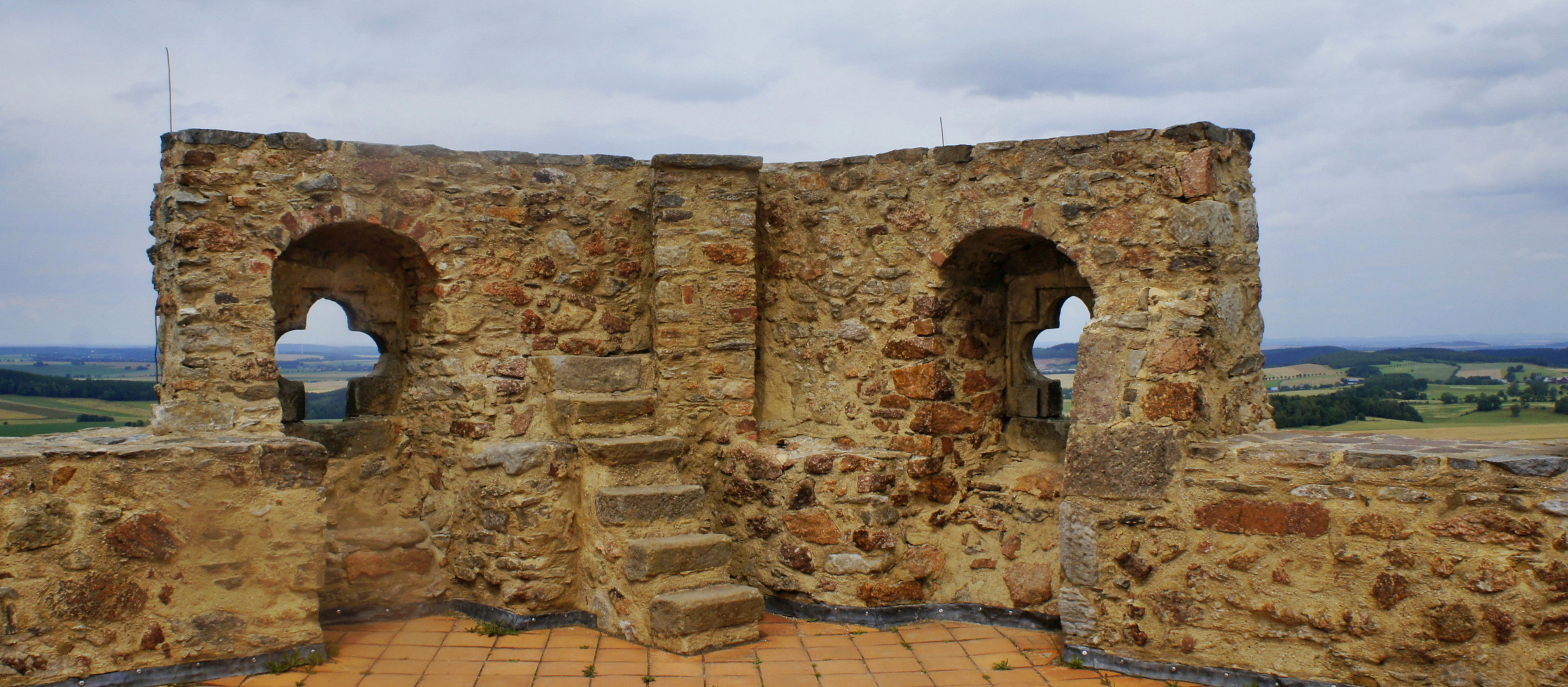 Natursteinmauer mit Aussicht