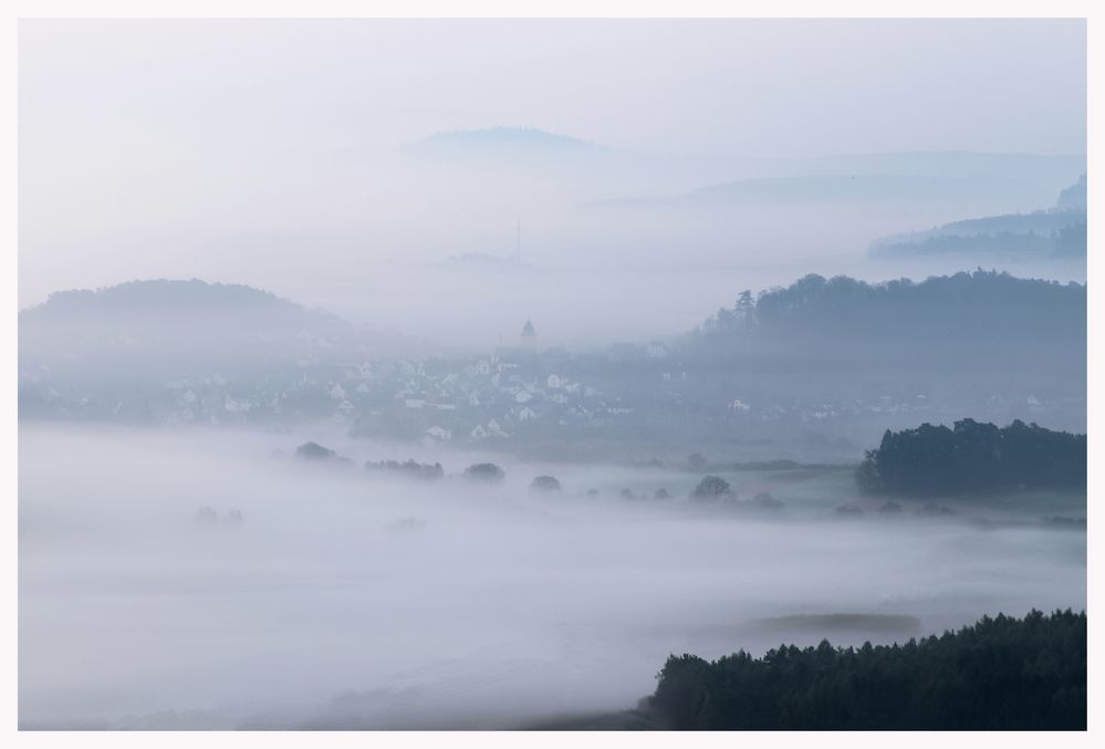 Naumburg (Hessen) im Morgennebel