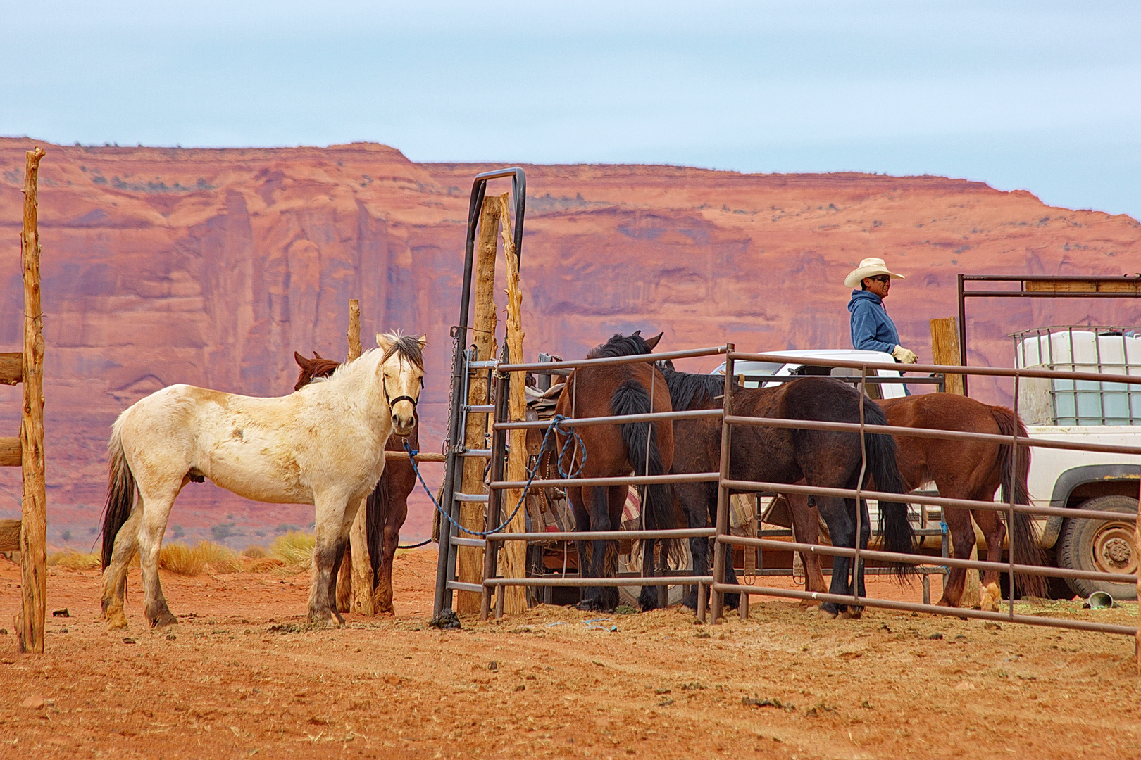 Navajos mit Pferden im Monument Valley
