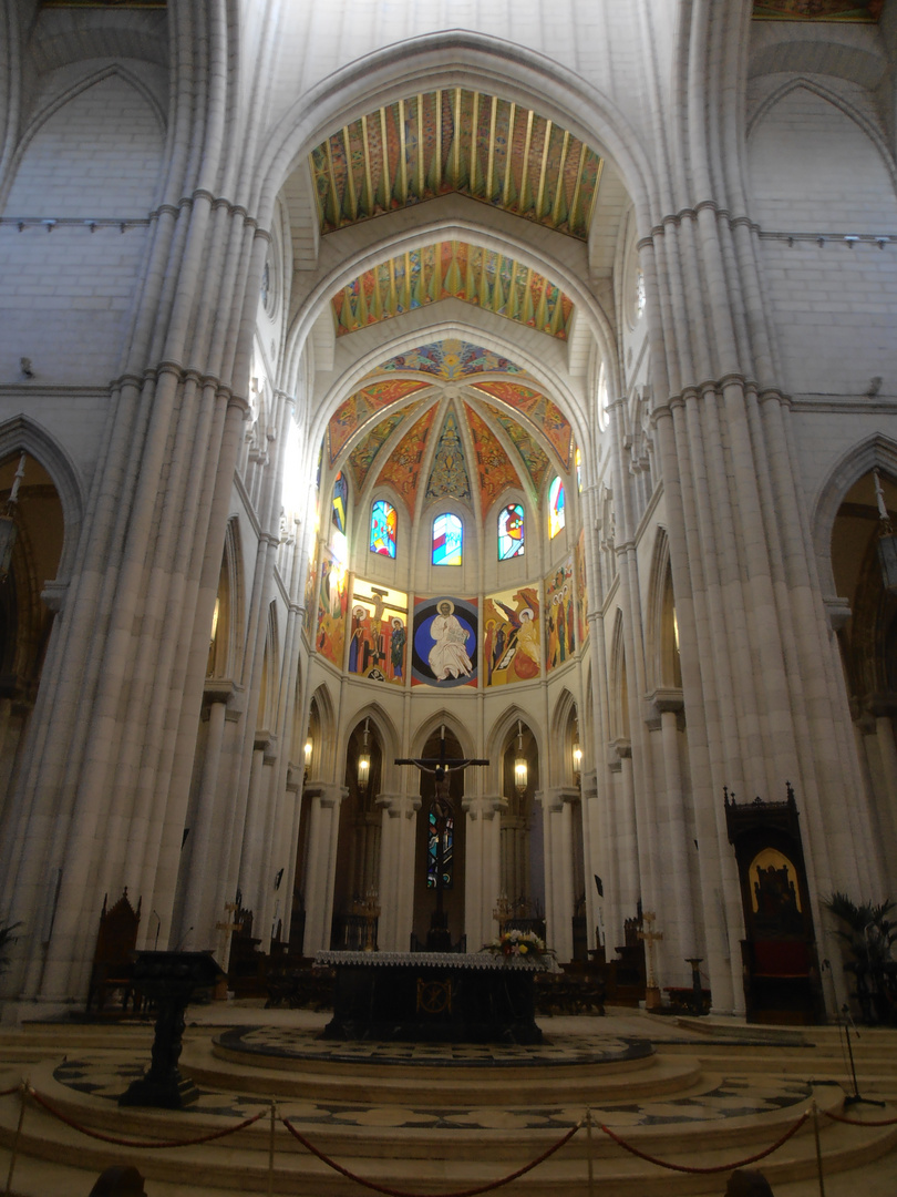 Nave central de la catedral de la Almudena -Madrid