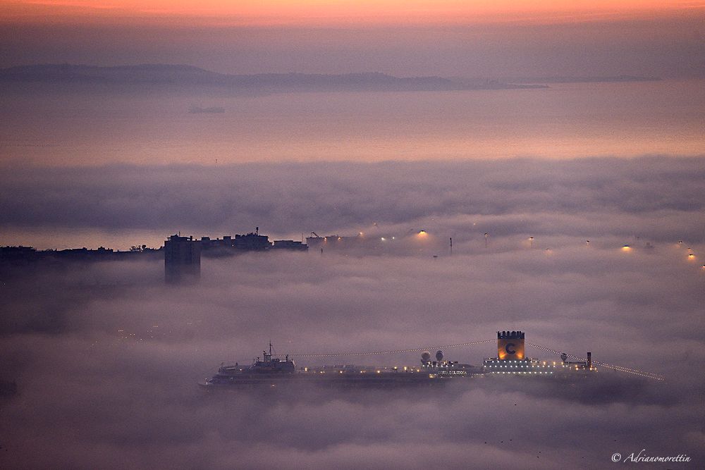 nave Costa nella nebbia a Trieste