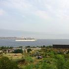 nave da crociera attraversa lo stretto di messina