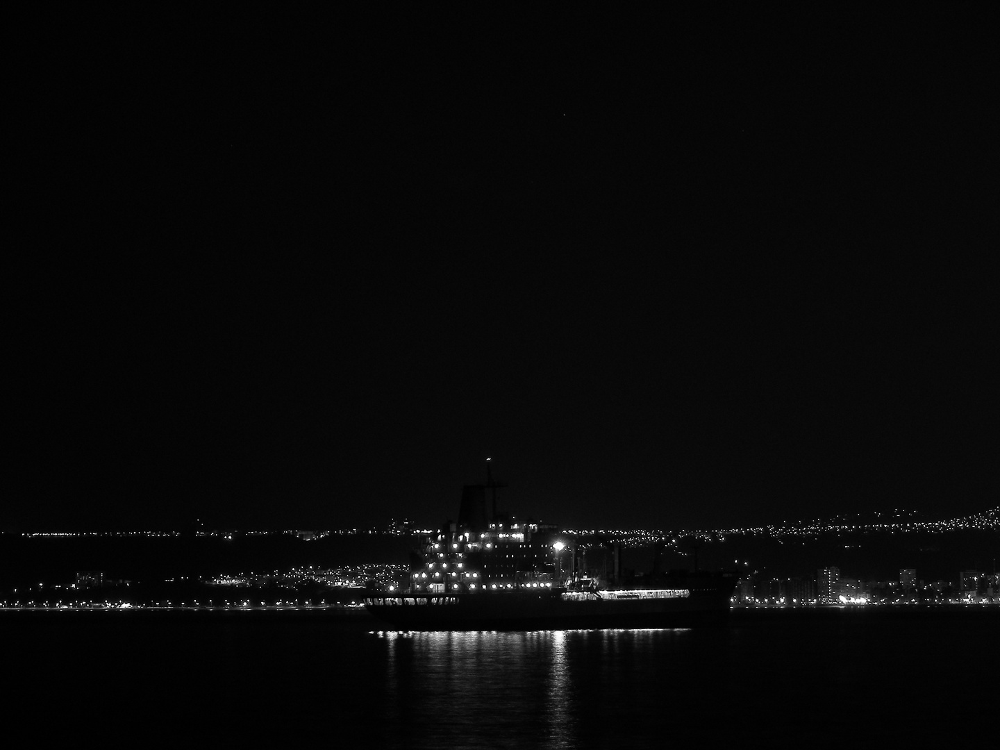 Nave en el Pacifico - Blanco y Negro