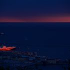 nave illuminata dal tramonto in porto a Trieste