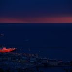 nave illuminata dal tramonto in porto a Trieste