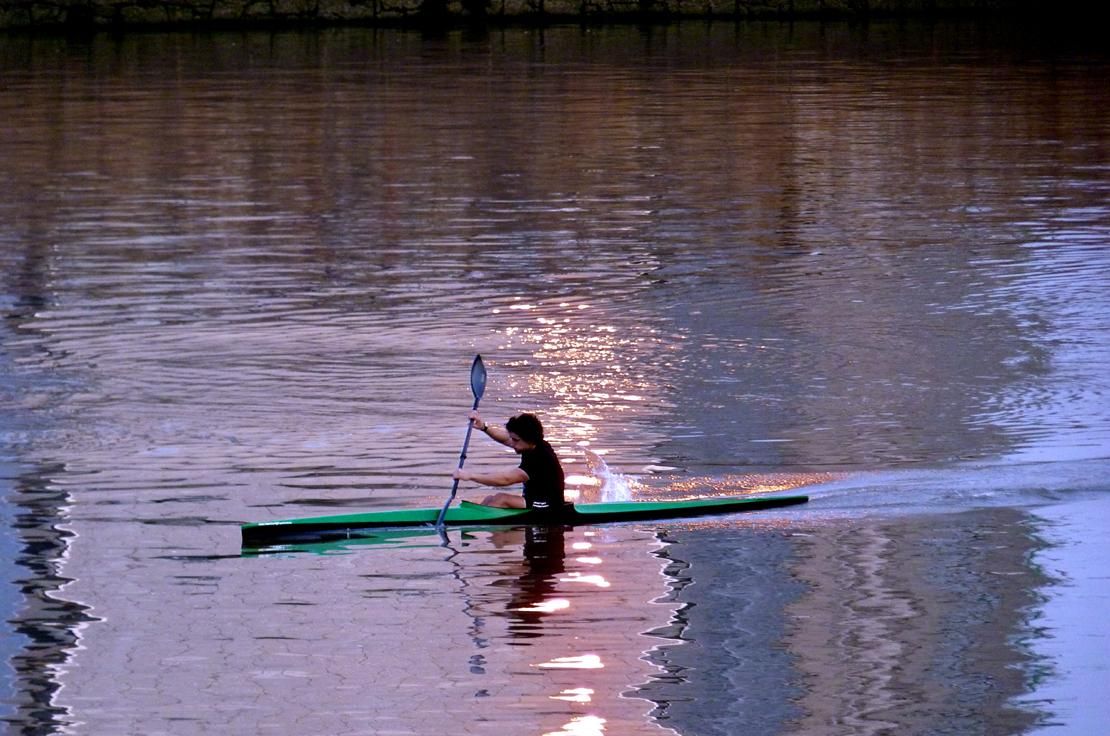 navegando en el atardecer