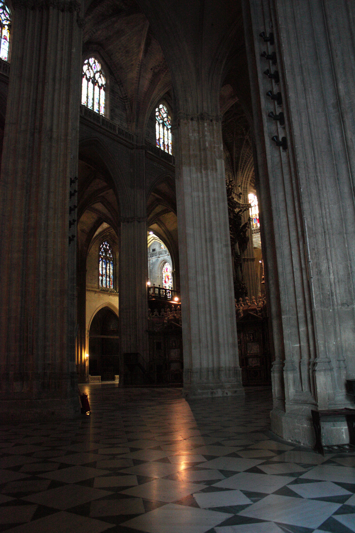 naves de la catedral, por la mañana temprano