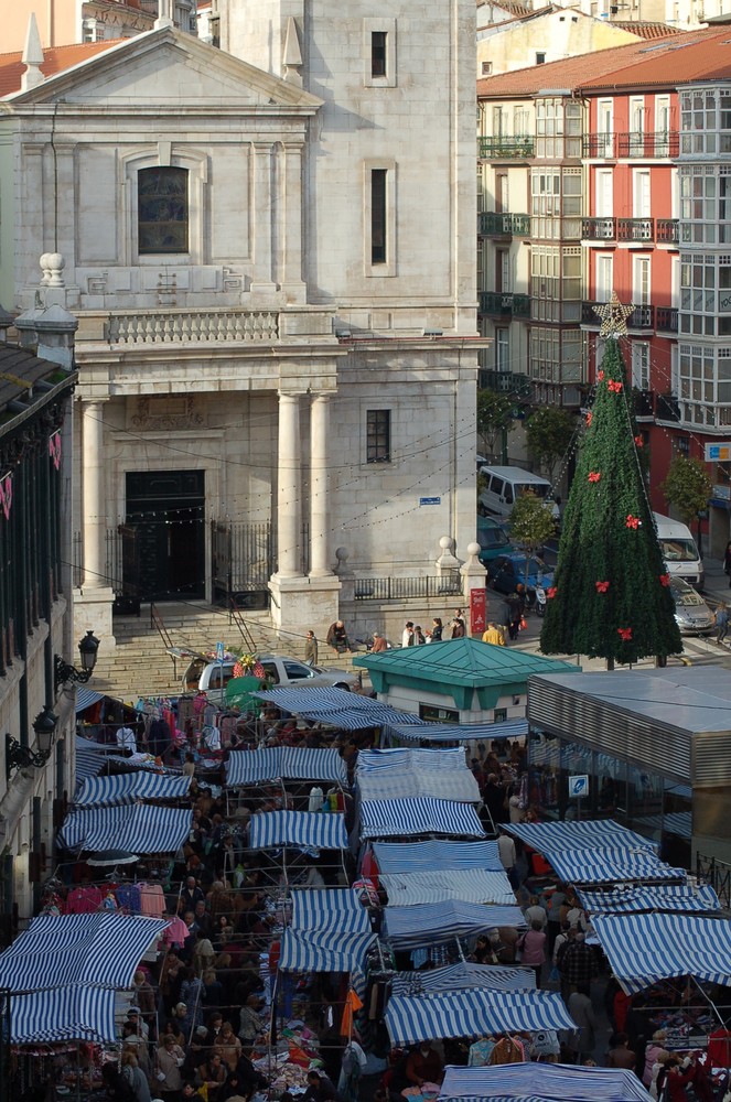 Navidad, mercado y funeral