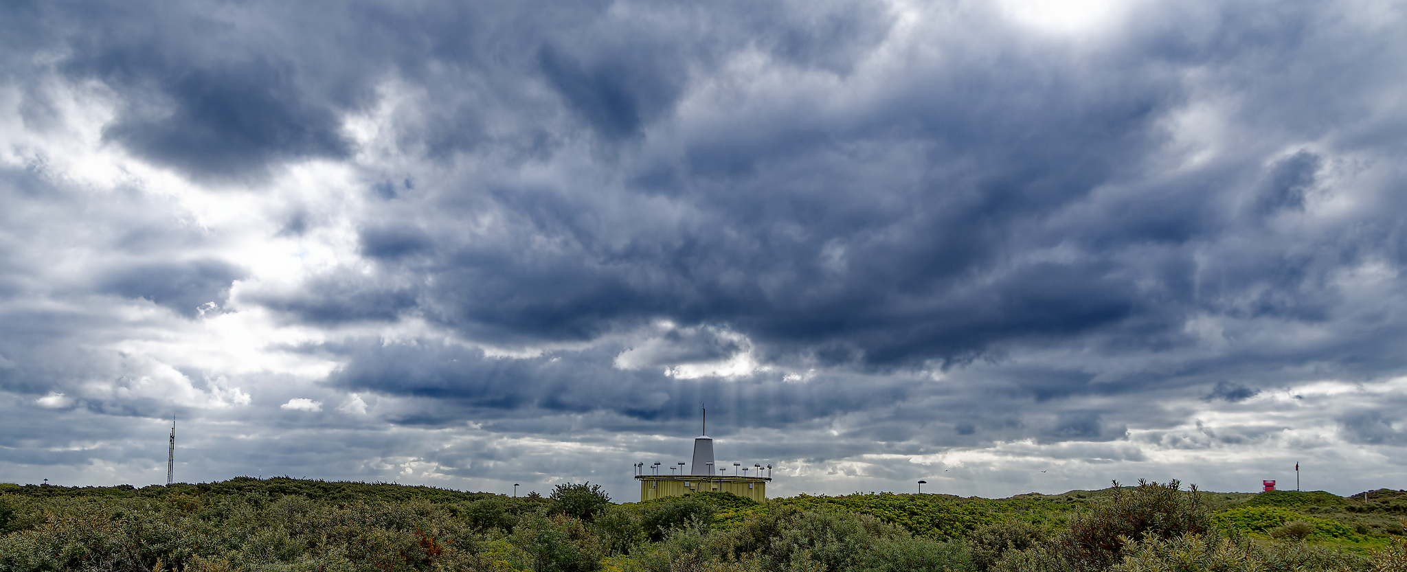 Navigationsanlage der Flugsicherung auf Helgoland mit imposanten Wolken