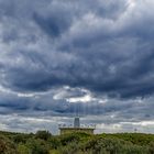 Navigationsanlage der Flugsicherung auf Helgoland mit imposanten Wolken