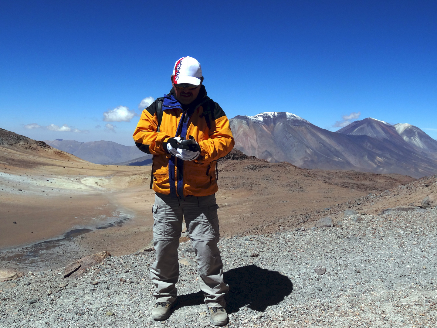 Navigieren in 5800 m Höhe vom Cerro de Azufre mit Blick auf den San Pedro