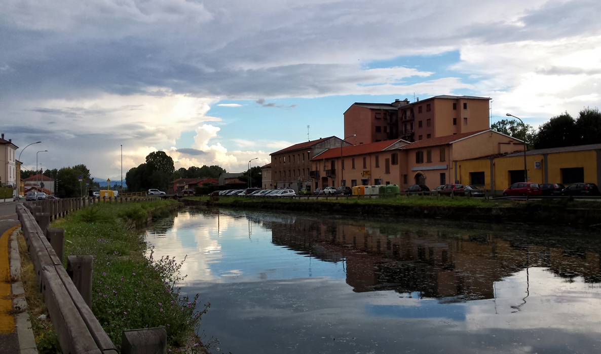 Naviglio e nuvole