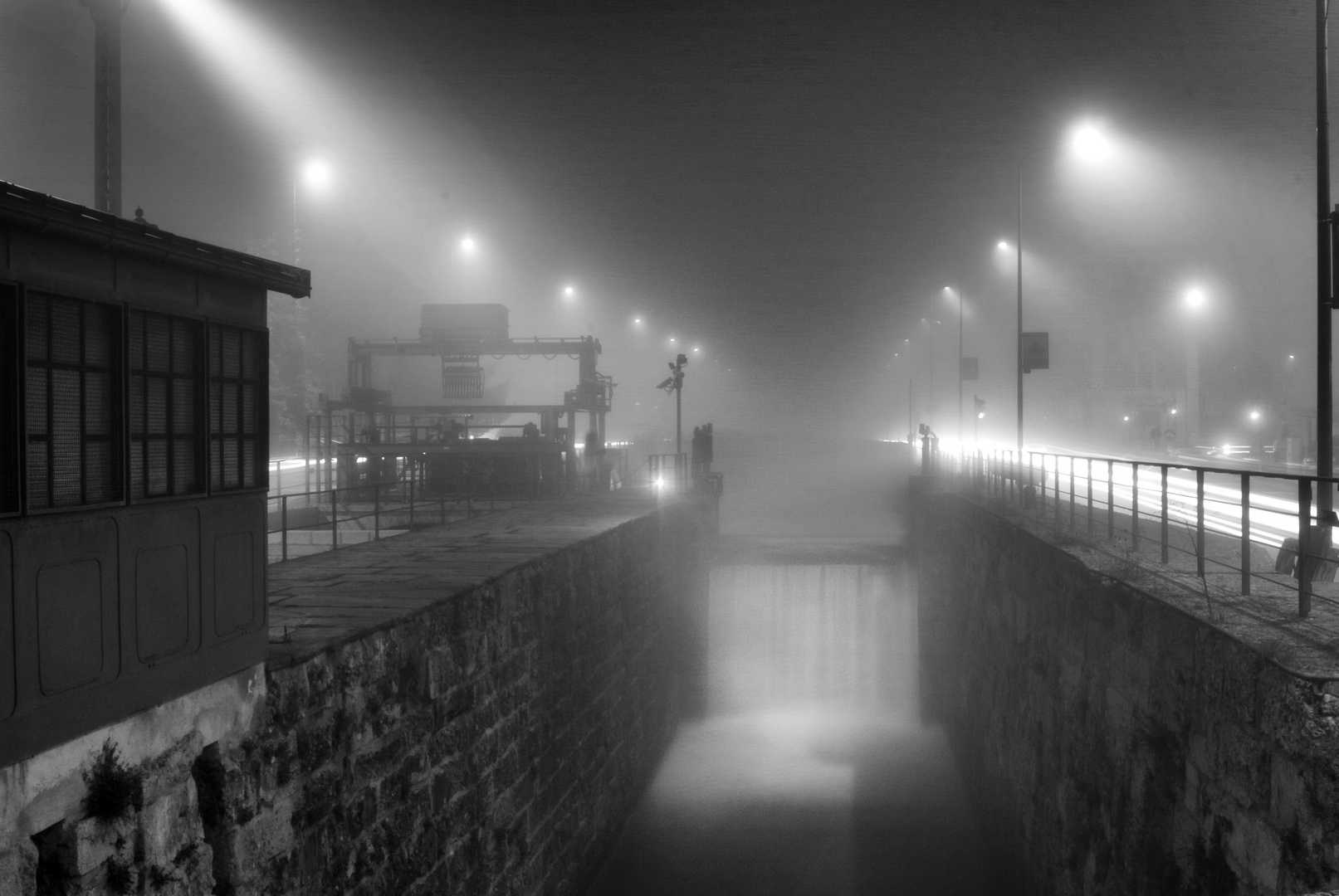 Naviglio Pavese e nebbia.