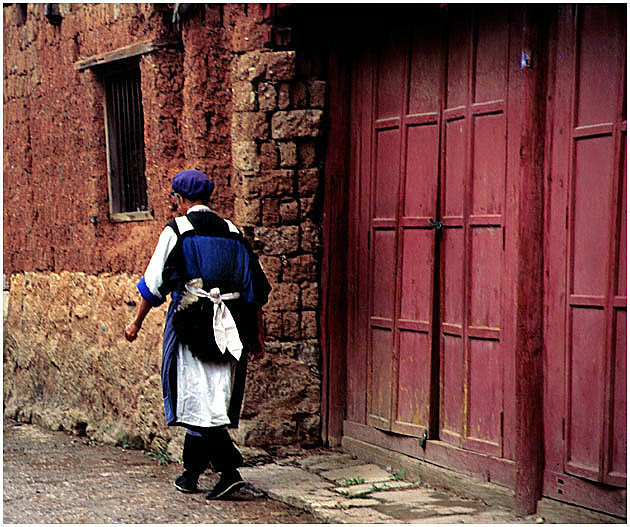 Naxi-Frau in einer Gasse in Lijiang