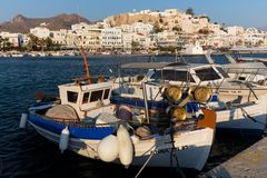 naxos-town am frühen abend