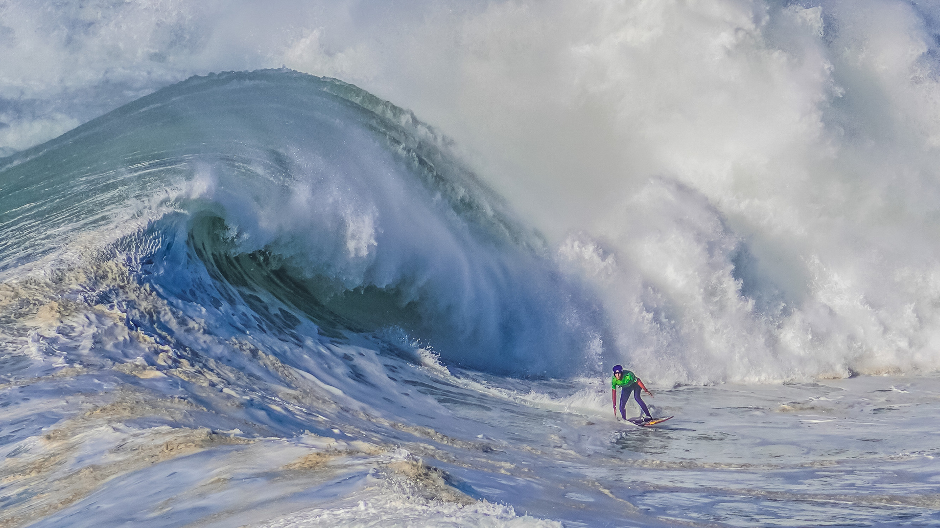 Nazare - der grüne Surfer