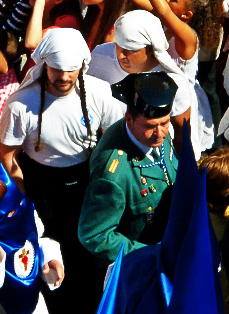 Nazarenos, guardia civil y costalero amigo de Obelix