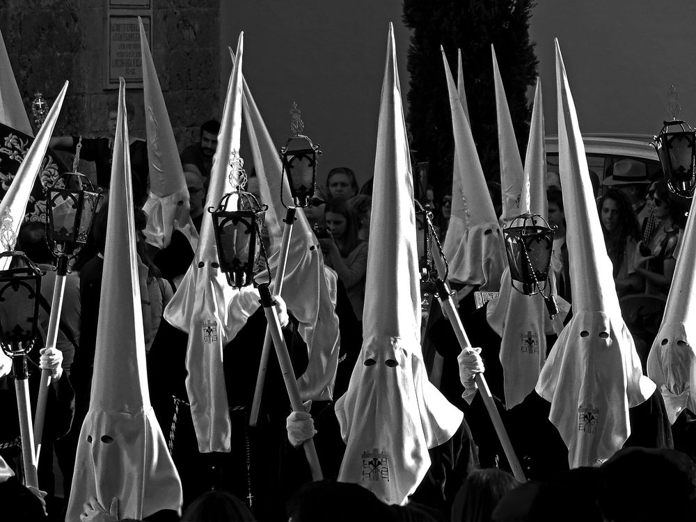 Nazarenos (penitenti) incappucciati in processione,Granada