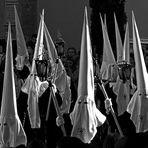 Nazarenos (penitenti) incappucciati in processione,Granada