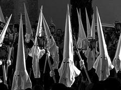Nazarenos (penitenti) incappucciati in processione,Granada