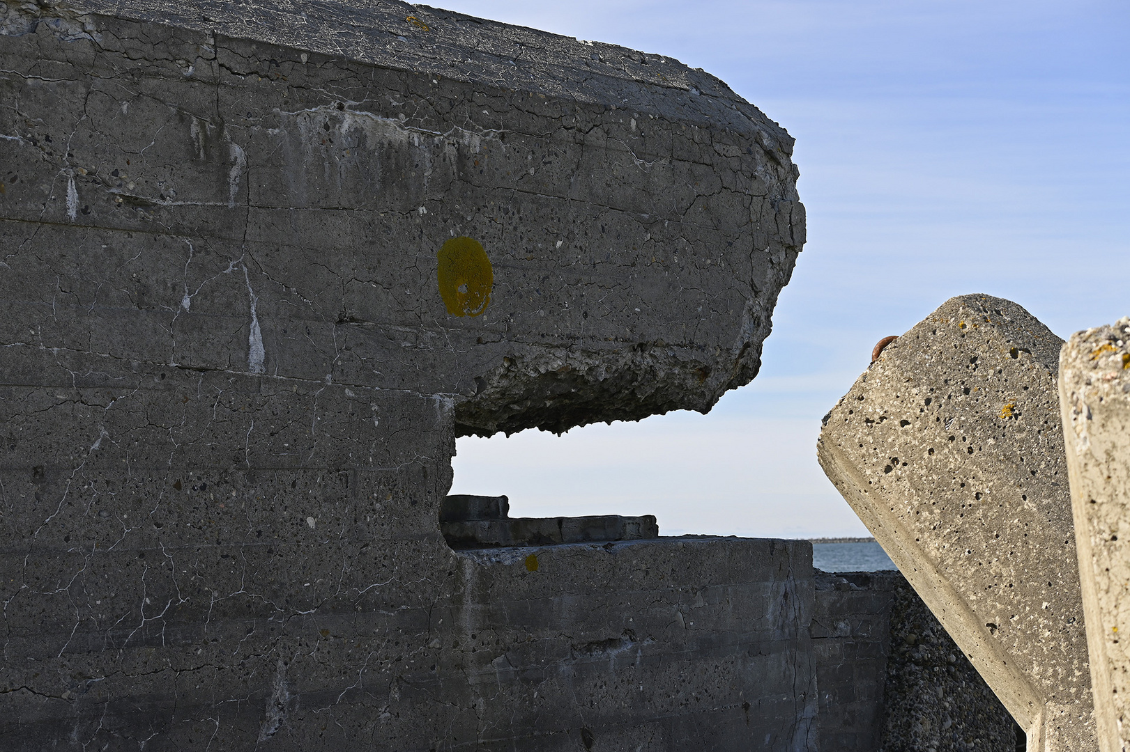 Nazi-Bunker (MG-Stellung) an der Hafenmole von Thyborøn (Midtjylland, DK)