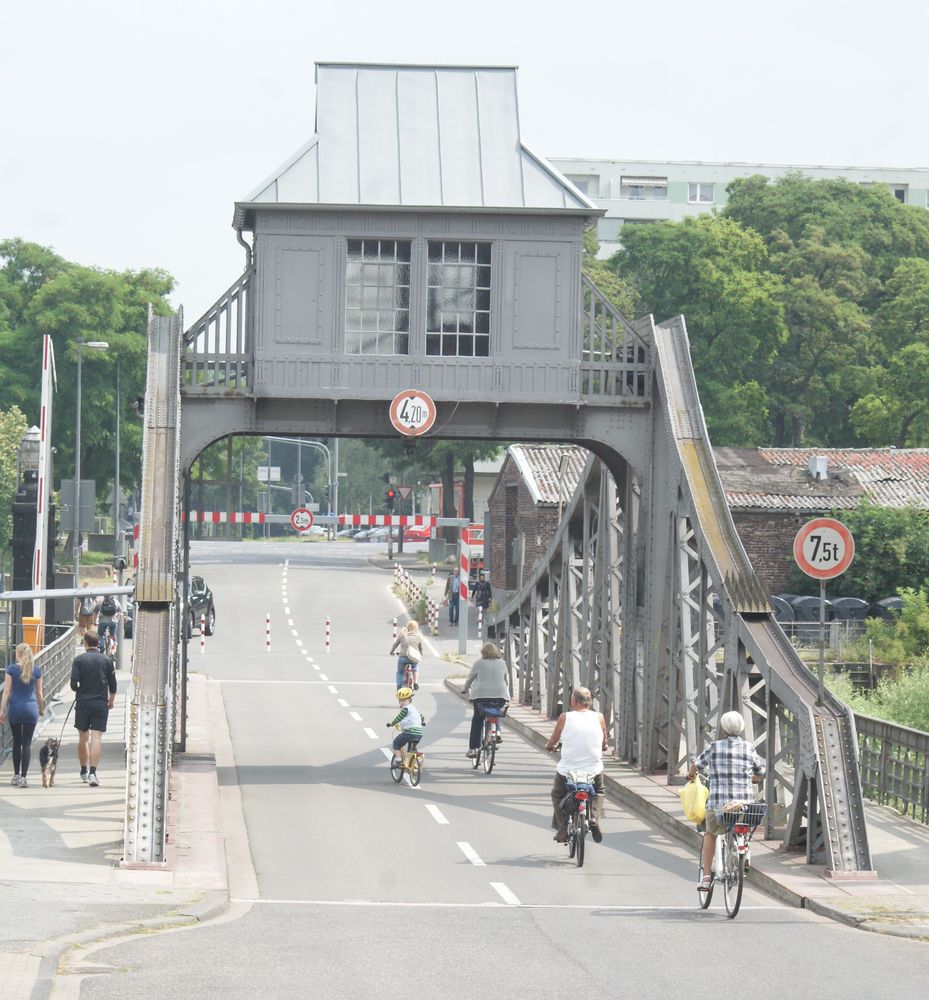 Ne Kölnerbrücke Denkmal