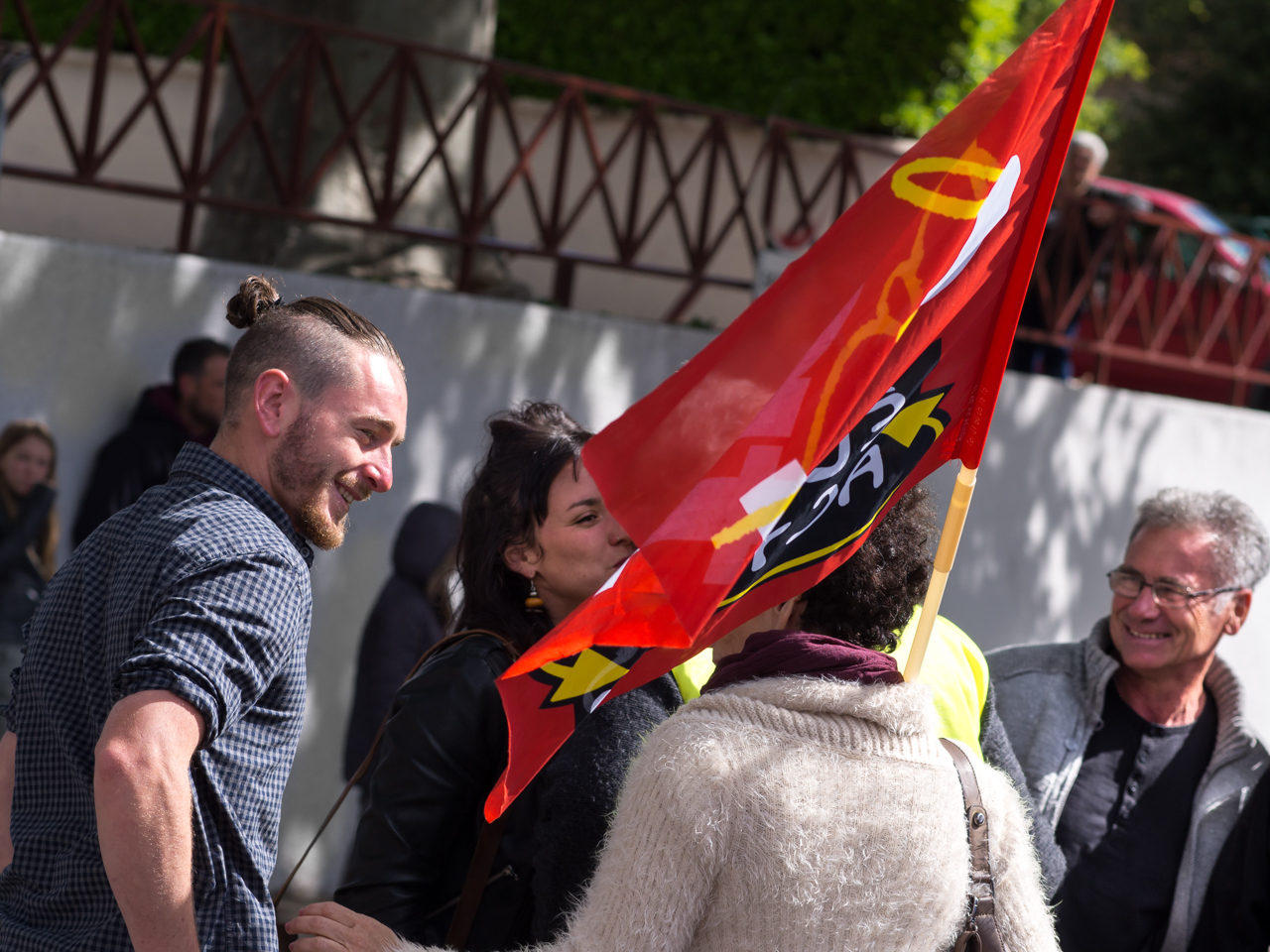 ne pas mettre son drapeau dans sa poche