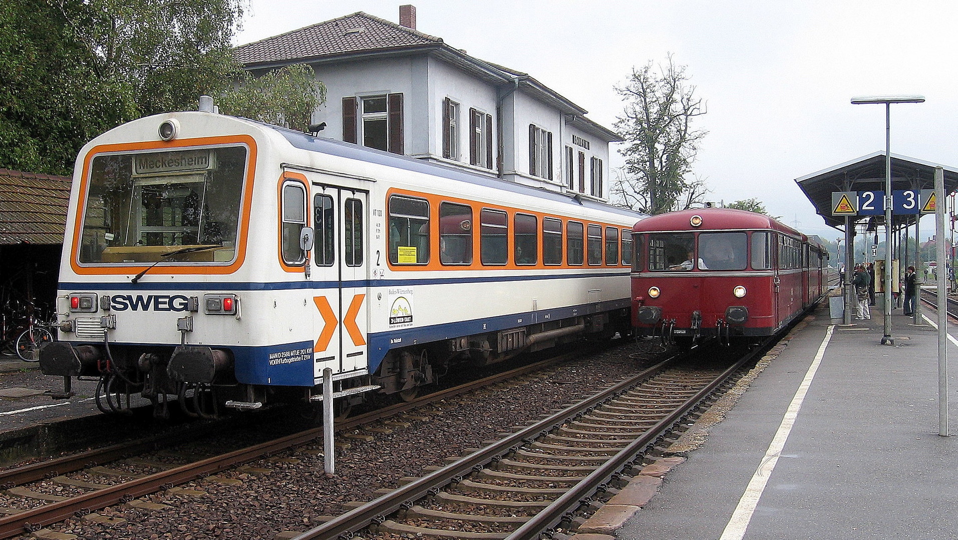 NE81 der SWEG und Ürdinger Schienenbus im Bf Meckesheim