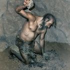 Neandertaler an der Feuerstelle 