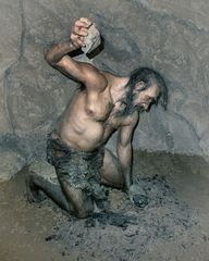 Neandertaler an der Feuerstelle 