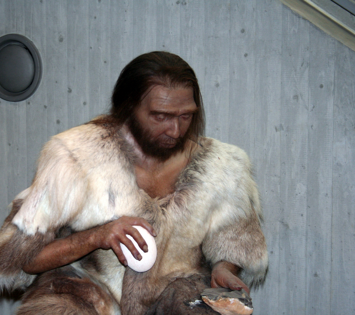 Neandertaler bei der Arbeit