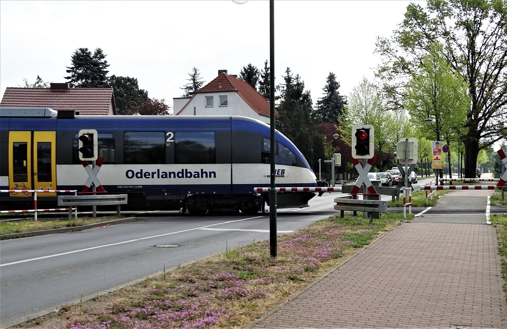 NEB Niederbarnimer Eisenbahn am Bahnübergang Ahrensfelde Friedhof