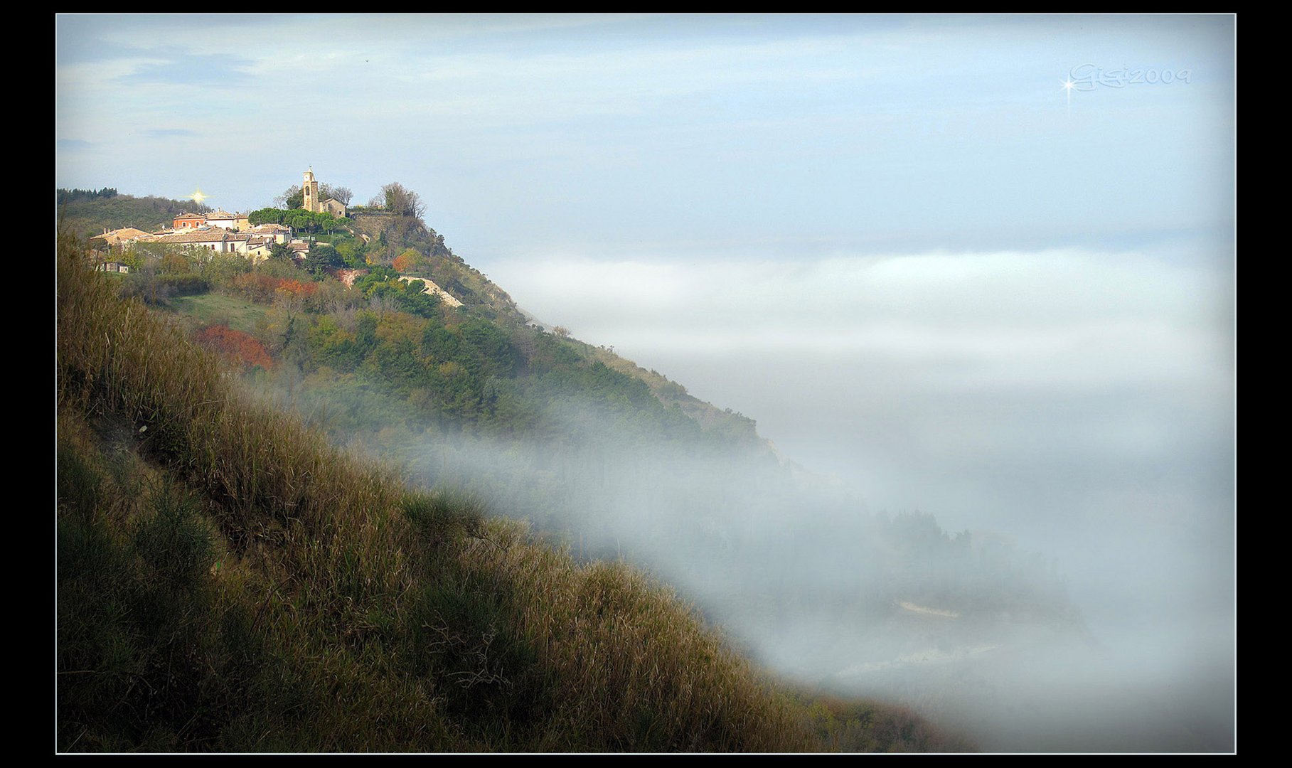 Nebbia a Fiorenzuola di Focara