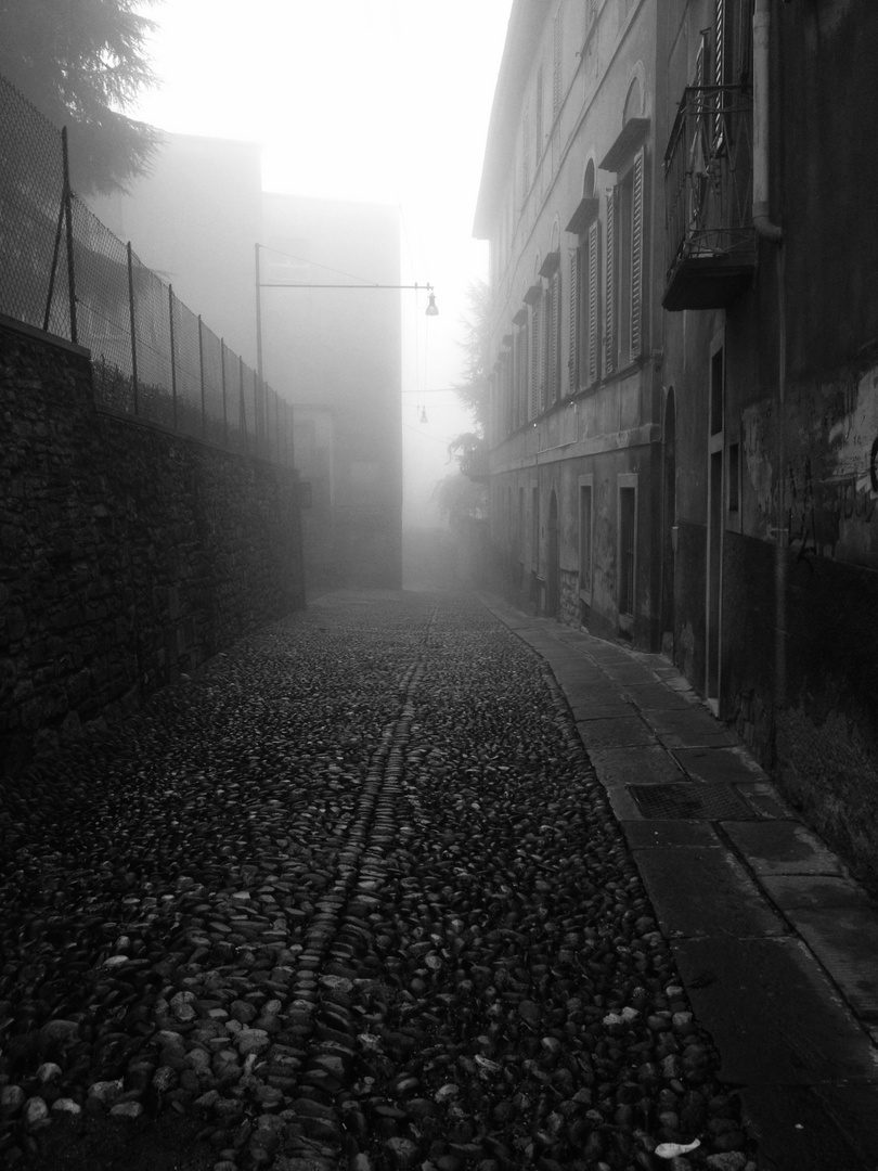 nebbia tra le vie di città alta (BG)