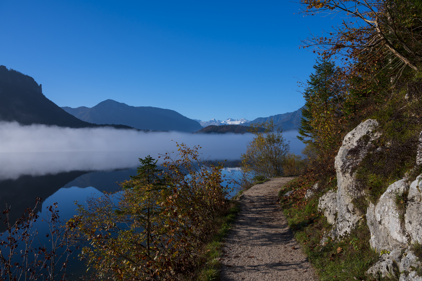 Nebel am Altausseersee - Im Hintergrund der Dachstein-Gletscher