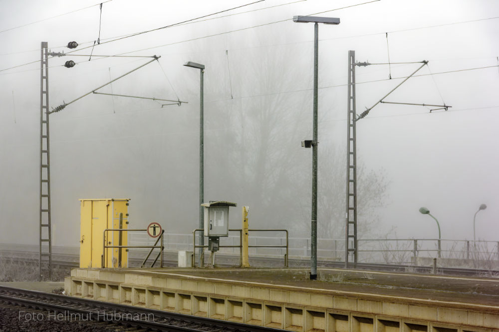 NEBEL AM ENDE DES BAHNSTEIGS