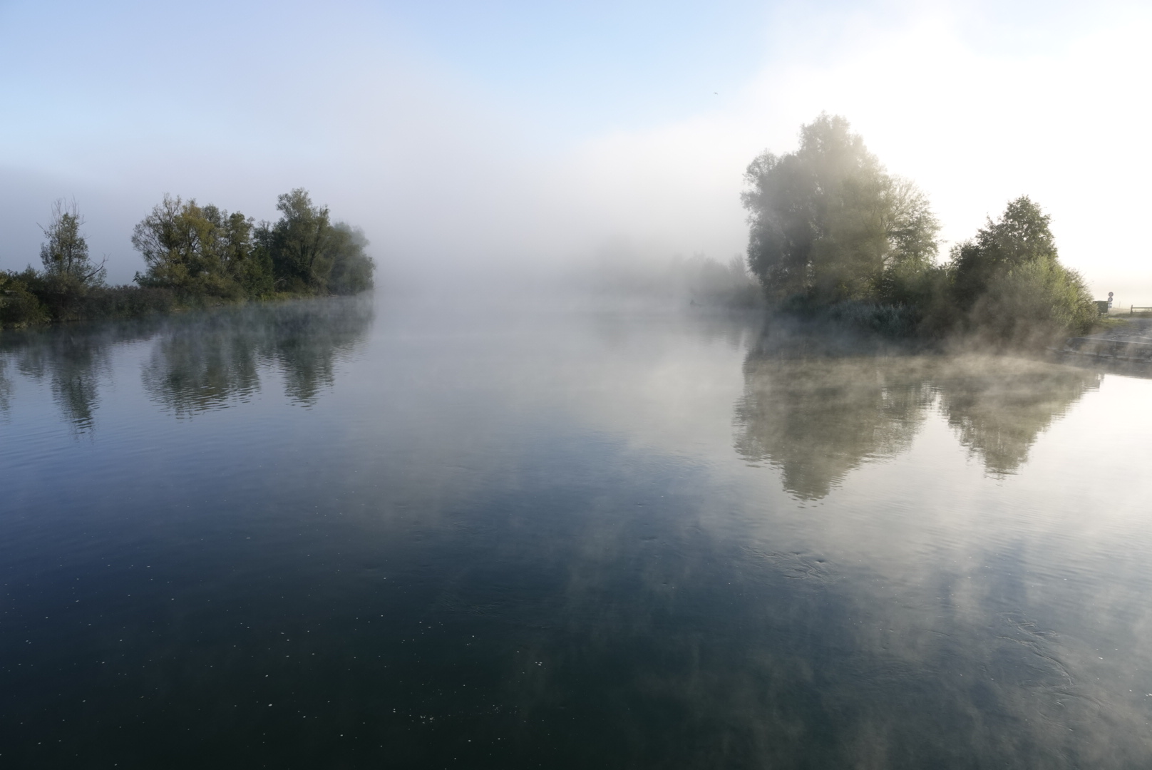 Nebel am Fluss