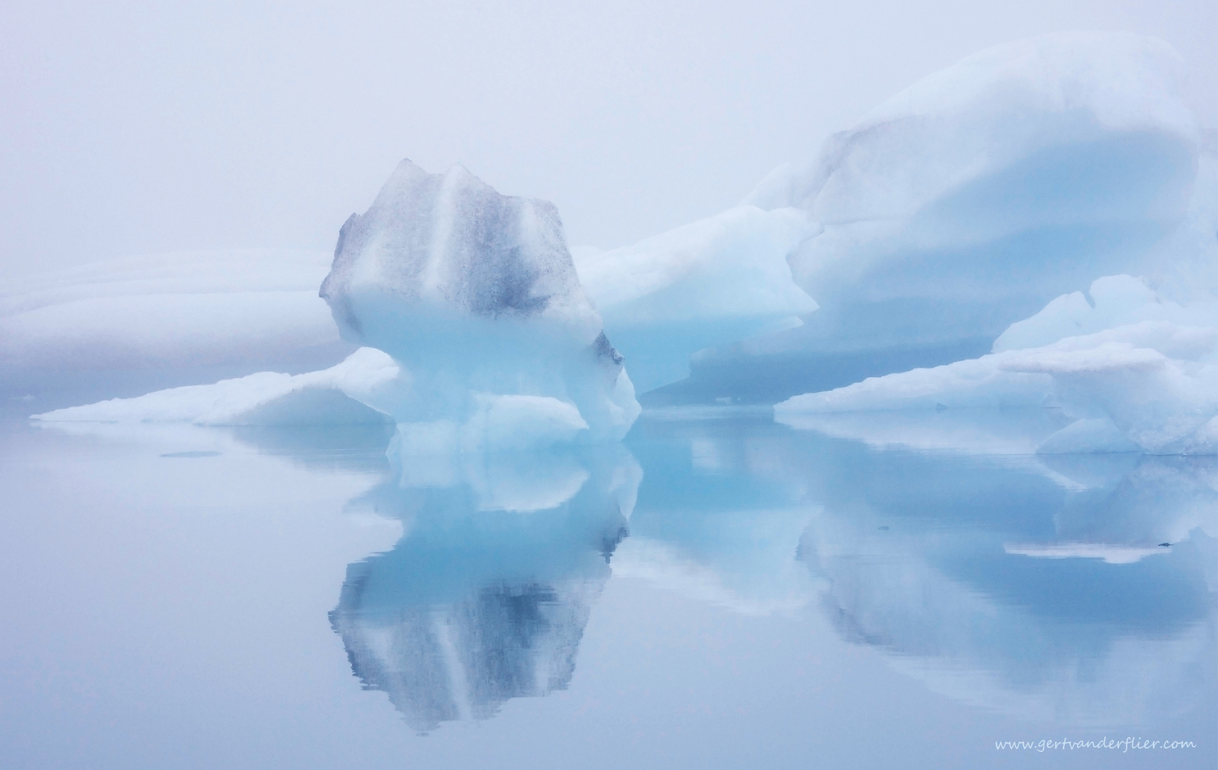 Nebel am Gletschersee Jokulsarlon, Eisland.